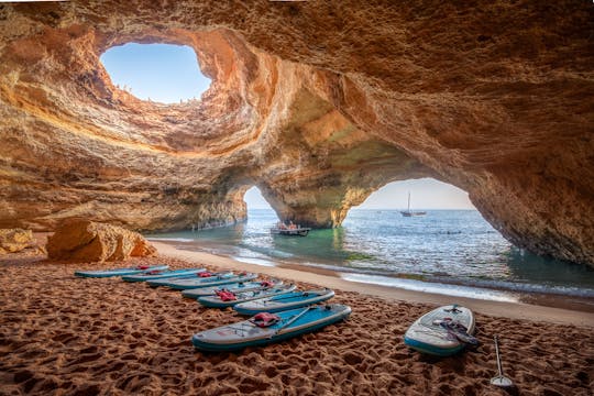 Excursion en stand-up paddle dans les grottes de Benagil au coucher du soleil