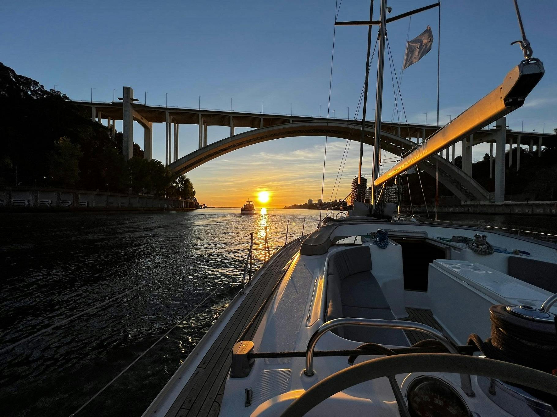 Privé zeilboottocht bij zonsondergang op de rivier de Douro