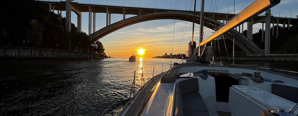 Private Segelboottour bei Sonnenuntergang auf dem Fluss Douro