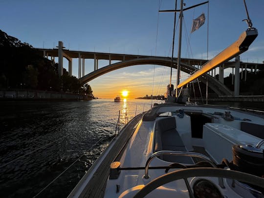 Passeio privado de veleiro ao pôr do sol no rio Douro