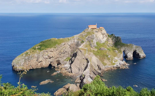 Gaztelugatxe and Mundaka small group guided tour from Bilbao
