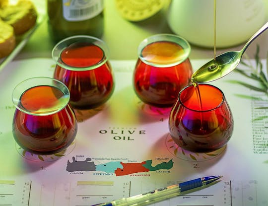 Cata comentada de 3 aceites de oliva virgen extra en la Bodega Douloufakis