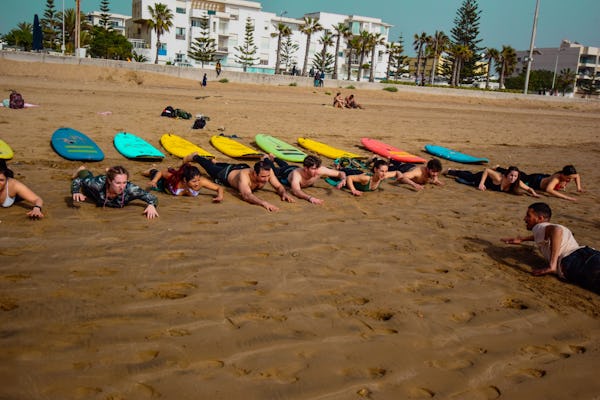 Aula de surf em Essaouira com instrutor local