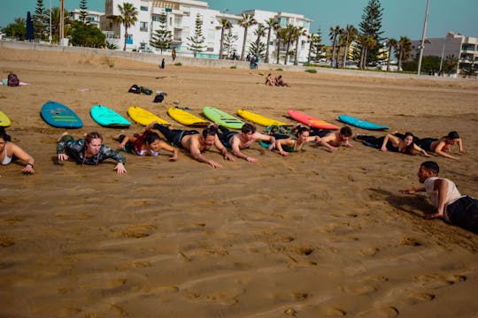 Lección de surf en Essaouira con instructor local.