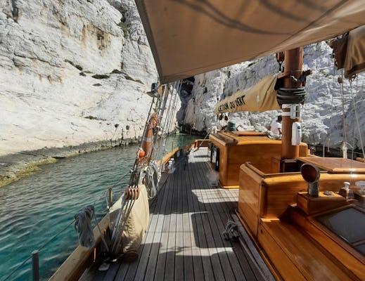 Ganztägige Kreuzfahrt in den Calanques auf einem klassischen Ketschboot
