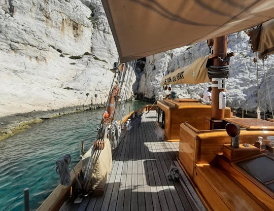 Ganztägige Kreuzfahrt in den Calanques auf einem klassischen Ketschboot