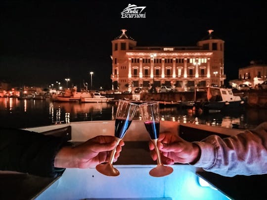 Passeio de barco noturno de 1 hora pela ilha de Ortigia