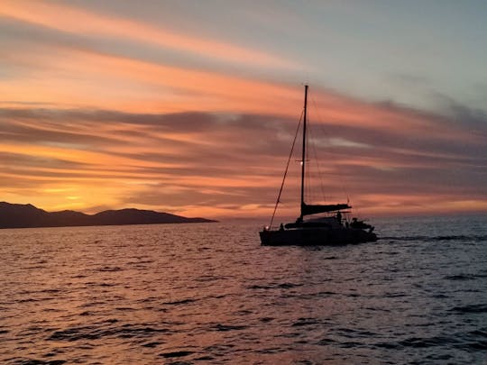 Croisière privée au coucher du soleil d'Héraklion à l'île de Dia avec du vin crétois