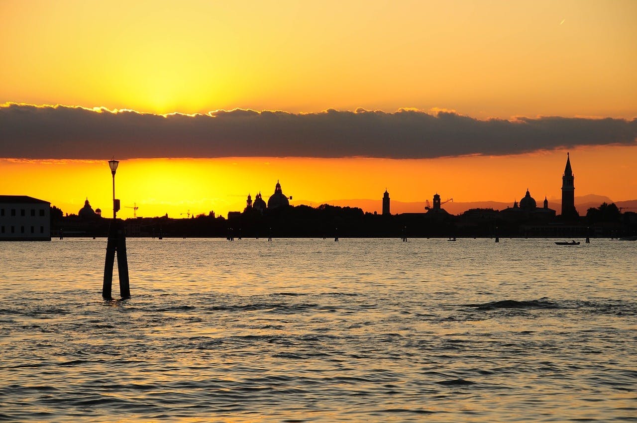 Passeio panorâmico de barco ao pôr do sol e Veneza à noite