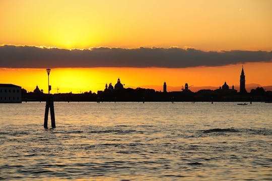 Recorrido panorámico en barco al atardecer y Venecia de noche