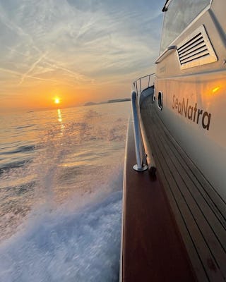 Paseo en barco de lujo al atardecer desde Dubrovnik con recogida opcional