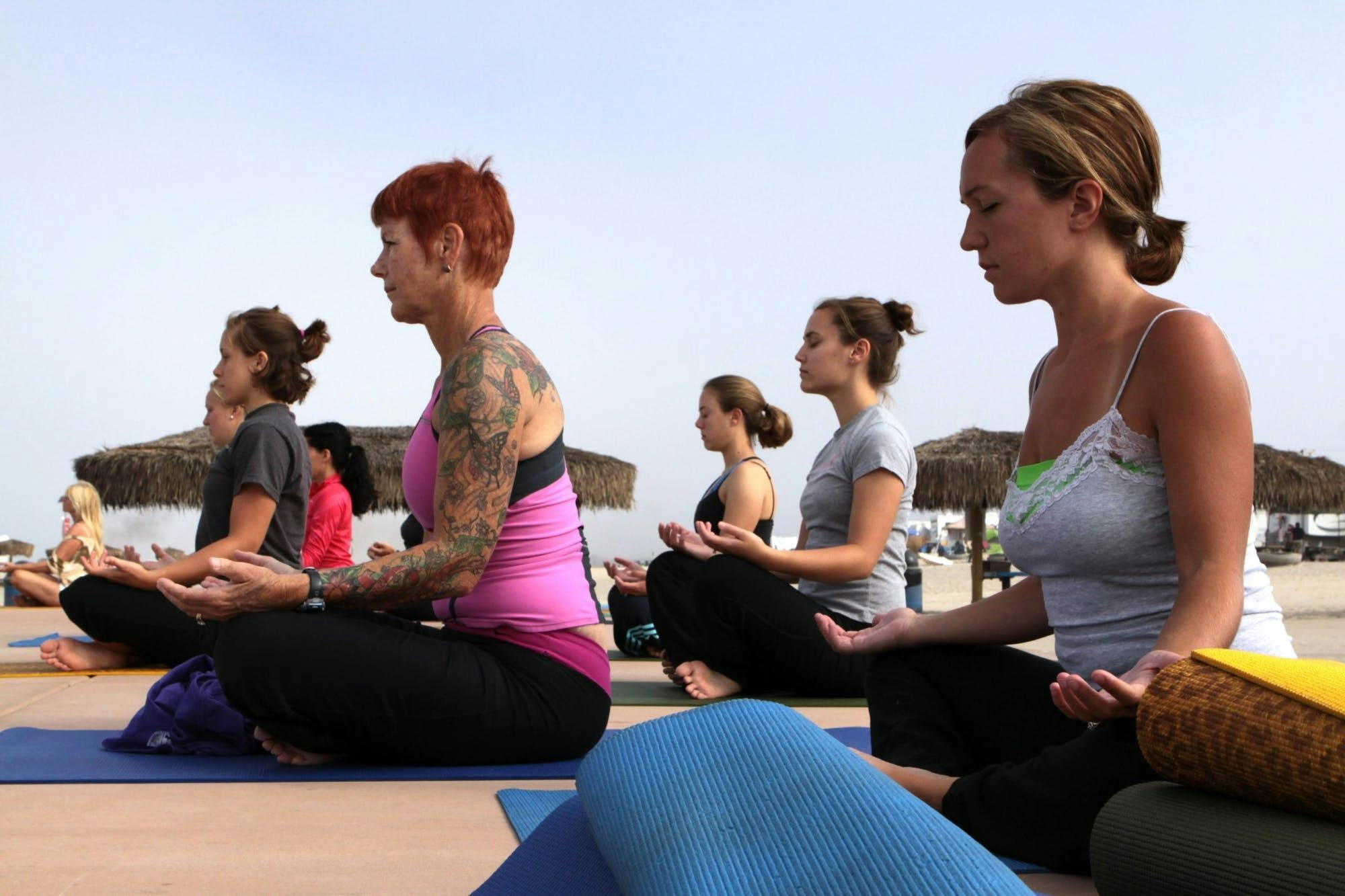 Lezione di yoga in piccoli gruppi in riva al mare a Ortigia