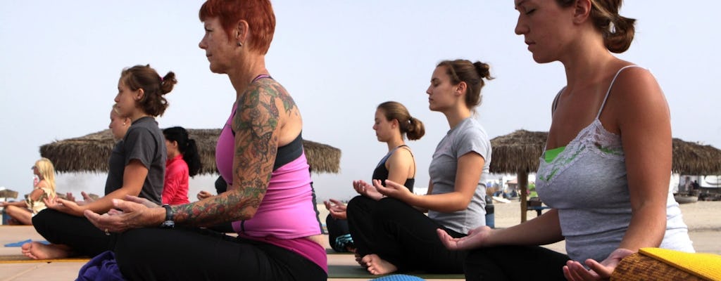 Clase de yoga en grupo reducido junto al mar en Ortigia