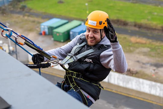 O Anfield Abseil com entrada gratuita no LFC Museum