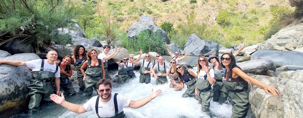 Experiencia guiada de trekking por el río en las gargantas de Alcantara