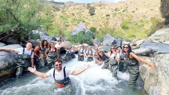 Experiência guiada de trekking no rio nas Gargantas de Alcantara