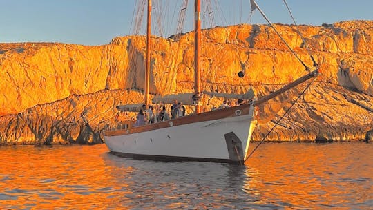 Cruzeiro nas ilhas Frioul ao pôr do sol em um clássico barco ketch