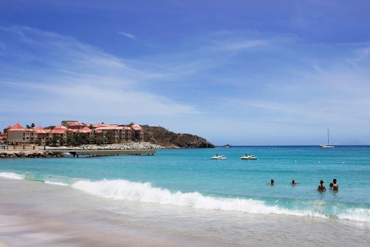 Carnavalstour op Sint Maarten en bezoek aan Orient Bay met lunch