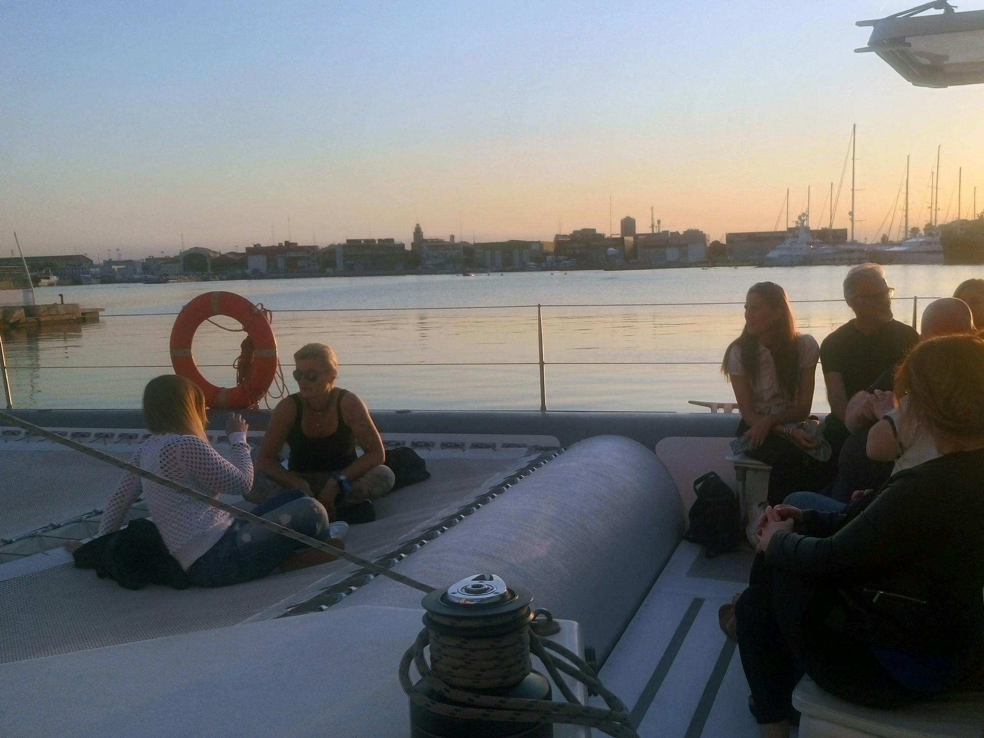 Bootsfahrt bei Sonnenuntergang in Valencia mit Abendessen am Strand