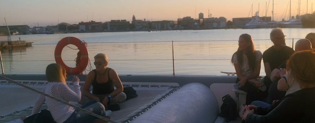 Bootsfahrt bei Sonnenuntergang in Valencia mit Abendessen am Strand