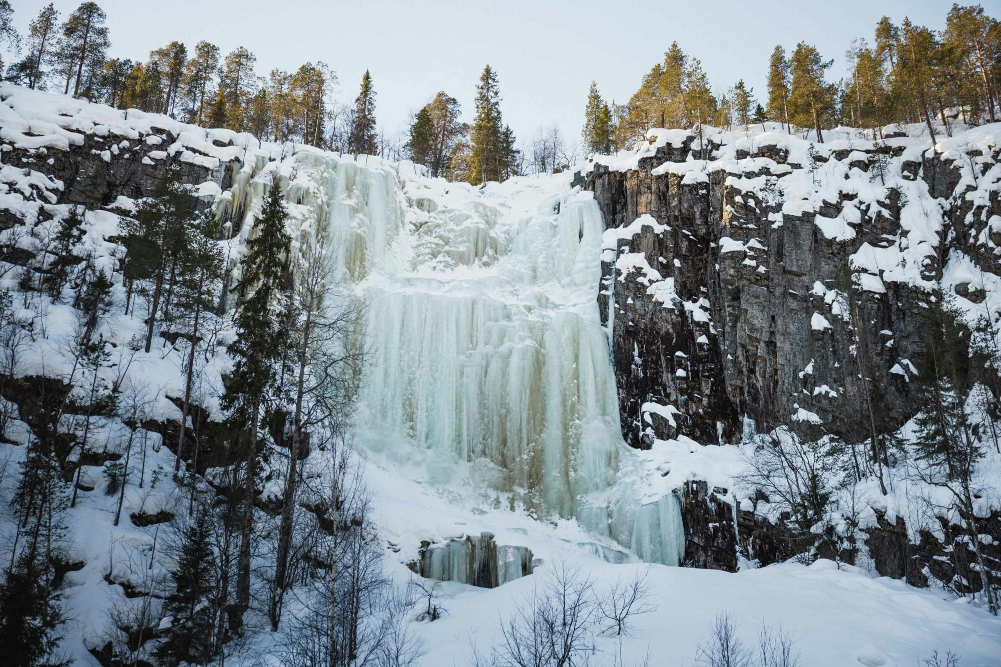 Visita las cascadas congeladas de Korouoma