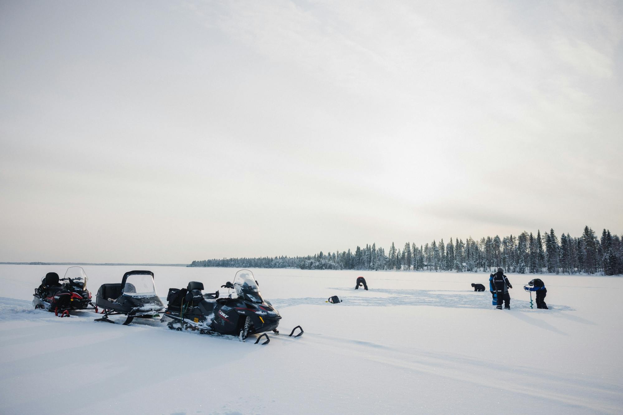 Combinação de pesca no gelo e safari em moto de neve