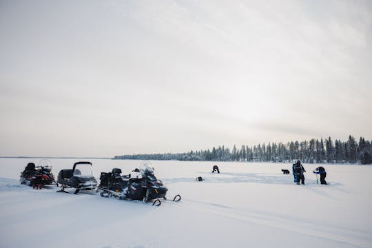 Combinazione di pesca sul ghiaccio e safari in motoslitta