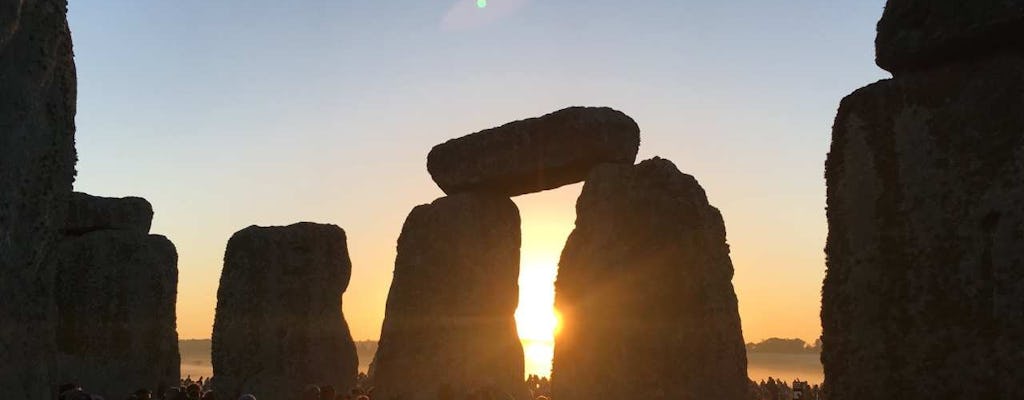 Nascer do sol do solstício de verão de Stonehenge de ônibus de Londres