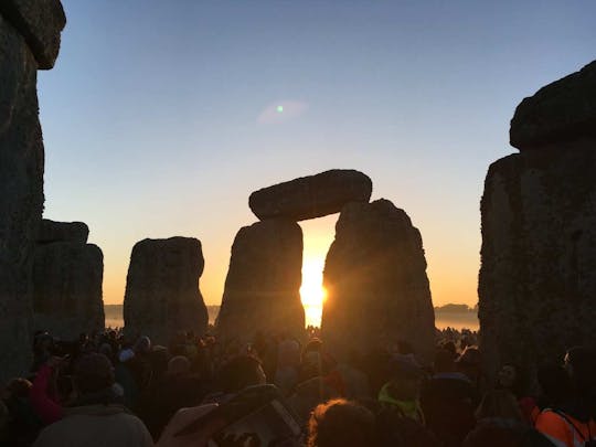 Nascer do sol do solstício de verão de Stonehenge de ônibus de Londres