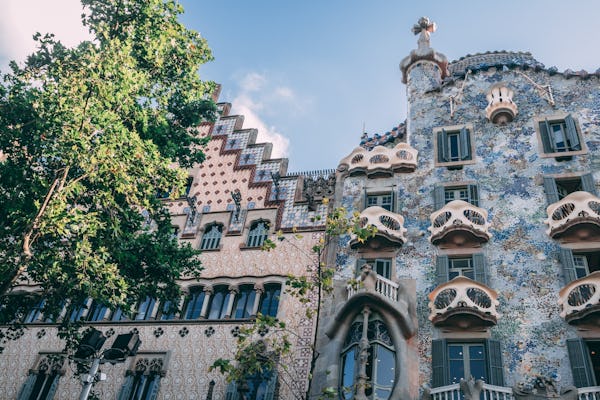 Recorrido a pie privado por lo mejor de Gaudí en Barcelona con un guía local