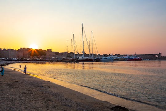 Kvällsutflykt till Rhodos stad med middag och båttur