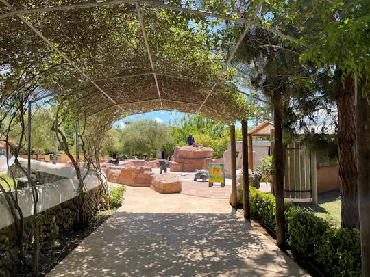 Parque de animales del Lloc de Menorca con tiempo libre en la Playa de Son Bou