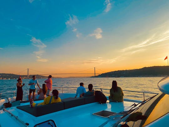 Bosporus-cruise bij zonsondergang op luxe jacht met gids