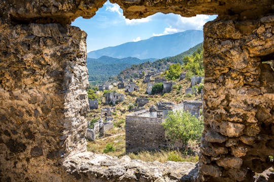 Excursión a la playa de Oludeniz, el teleférico de Babadag y la ciudad fantasma de Kayakoy