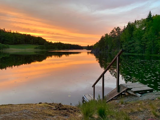 Wędrówka o zachodzie słońca i obserwowanie dzikiej przyrody w szwedzkim parku narodowym
