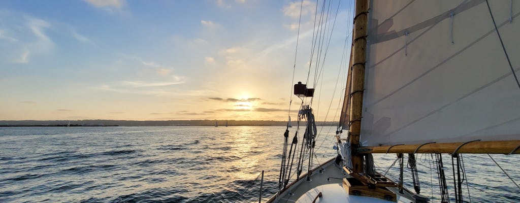 Cruzeiro de iate ao pôr do sol em San Diego