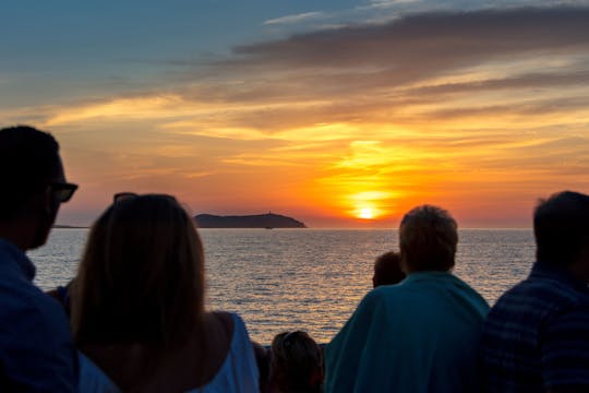 Crociera al tramonto a Ibiza con visita a San Antonio