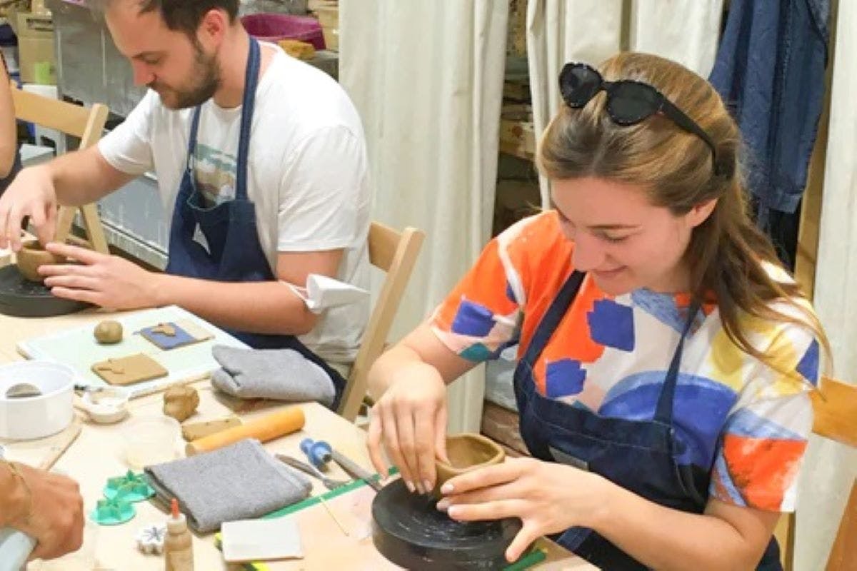 Erleben Sie handgefertigte Keramikbecher in Barcelona