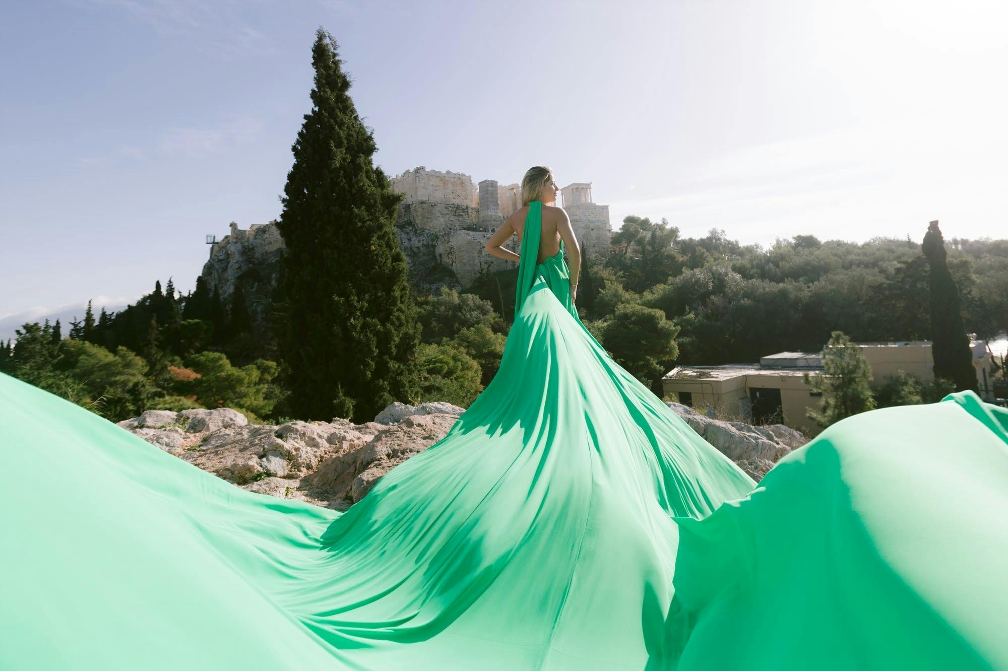 Fotoshoot in vliegende jurk in Athene met een professionele fotograaf