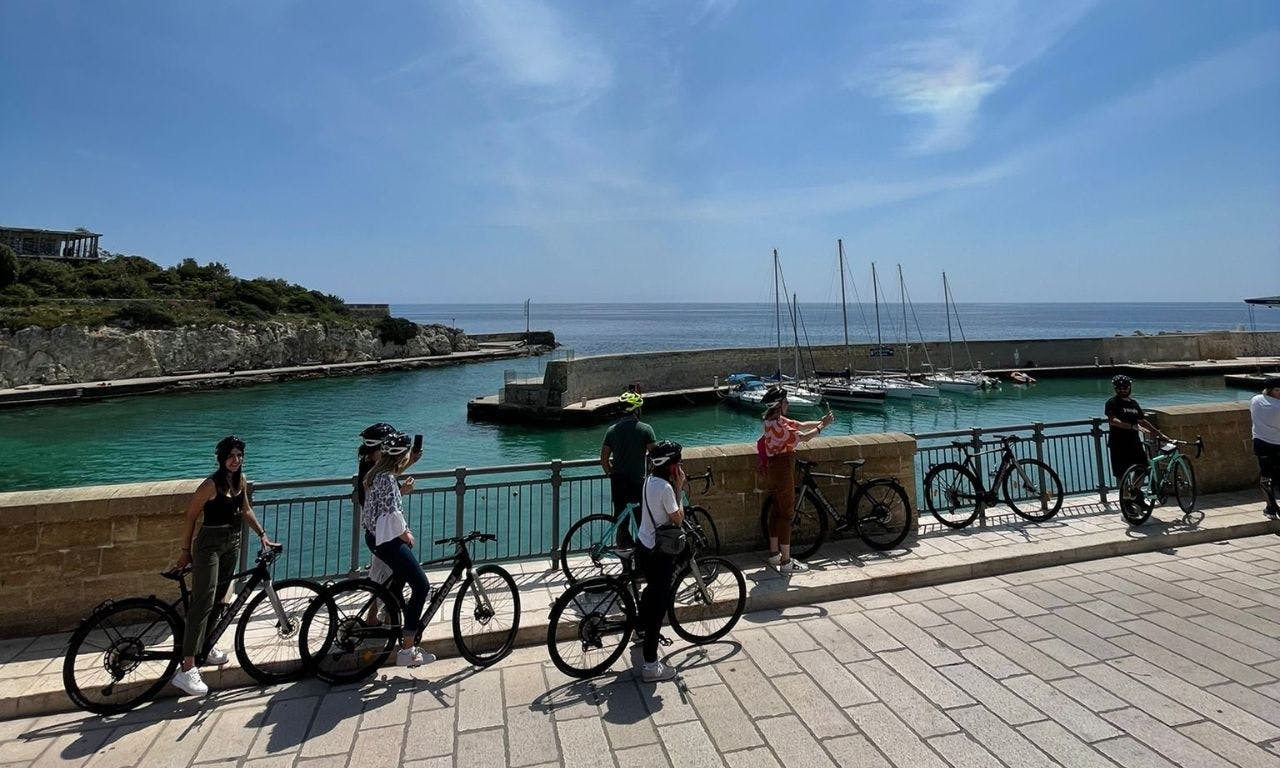 Wycieczka z przewodnikiem po rowerach elektrycznych Monopoli i Costa dei Trulli z degustacją