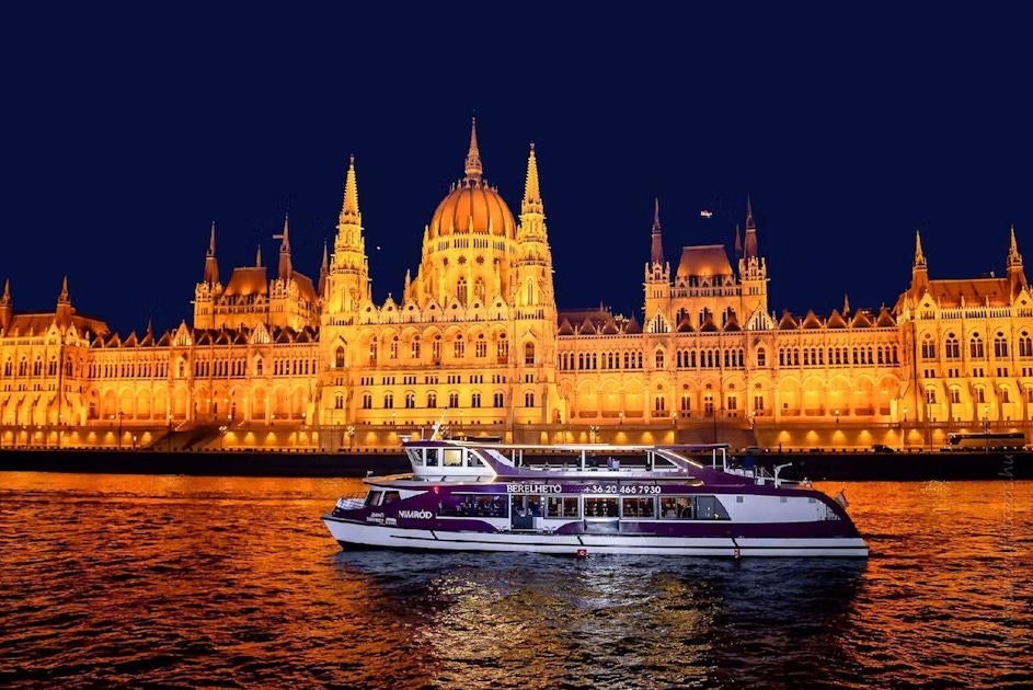 Danube River Cruise with 4-Course Dinner and Piano Battle Show | musement