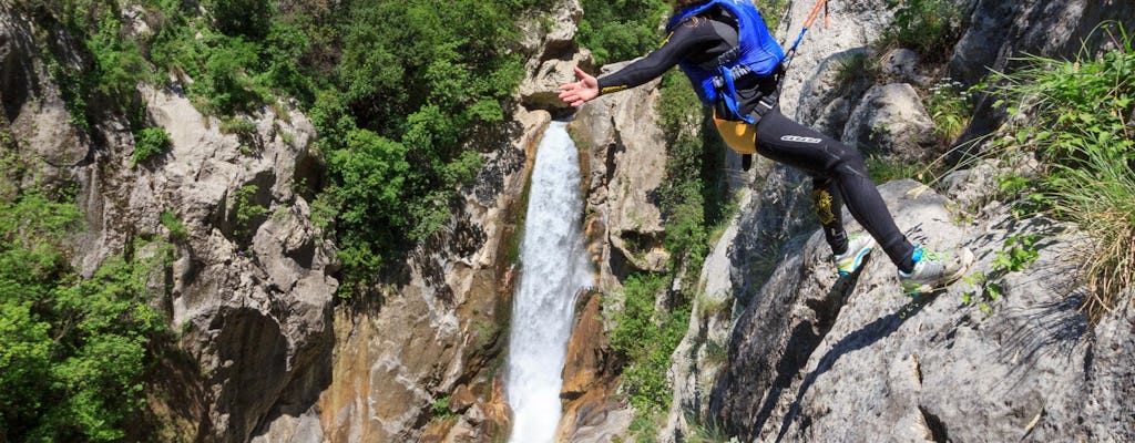Aventura extrema de canyoning no rio Cetina