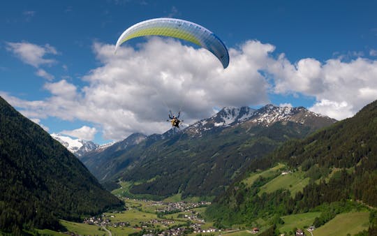 Paragliding tandem flight in the Stubai Valley