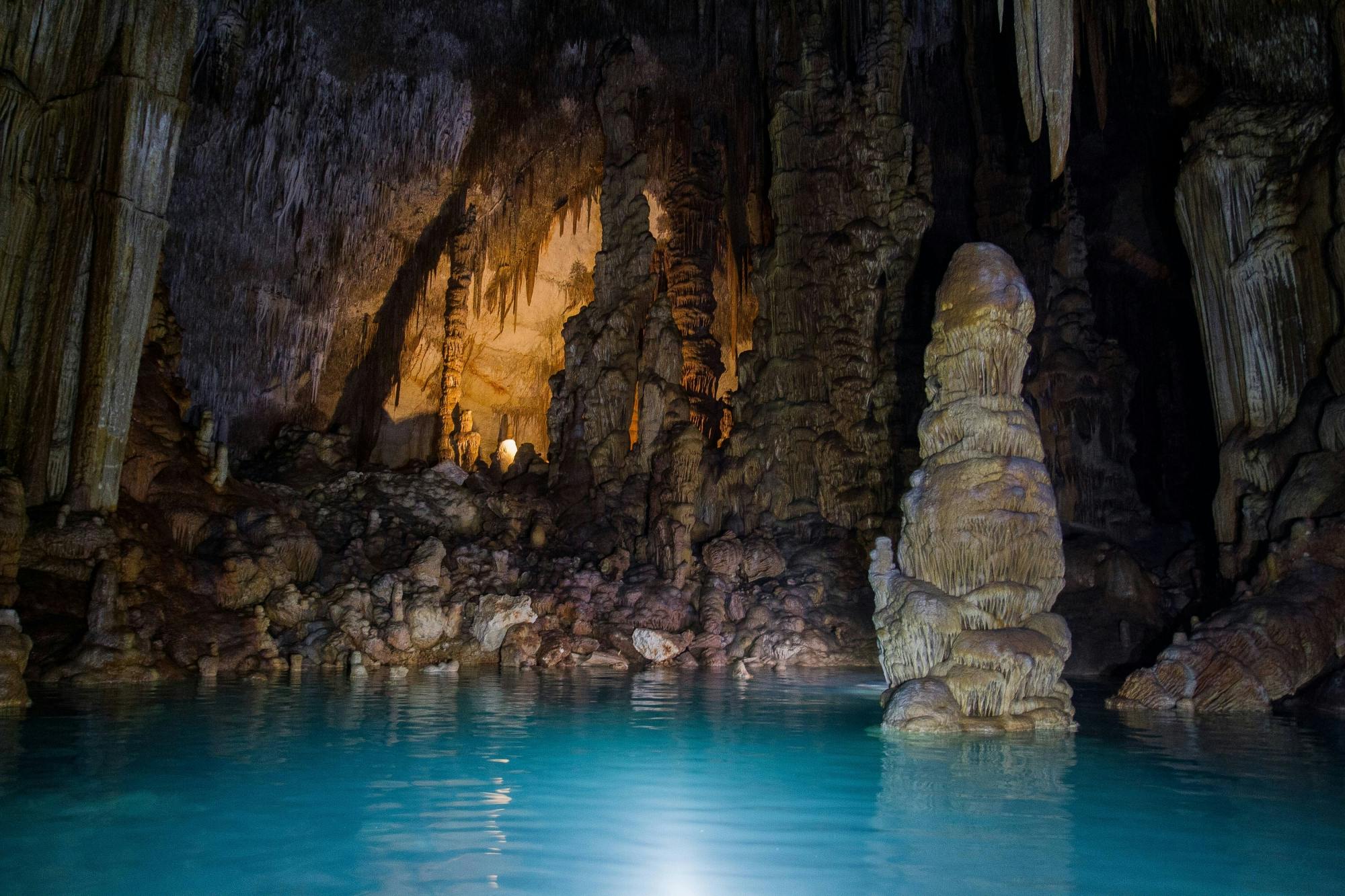 Aventura en cuevas marinas desde Porto Colom con Skualo Water Sports