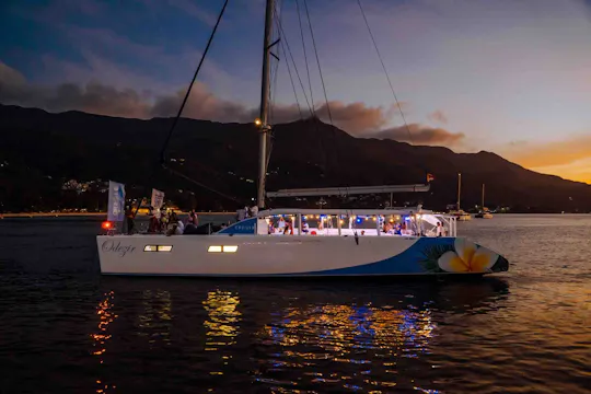 Crucero en catamarán al atardecer por el Parque Marino de Baie Ternay desde Mahé