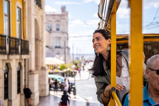 Lisboa três em um: ônibus, bonde e barco