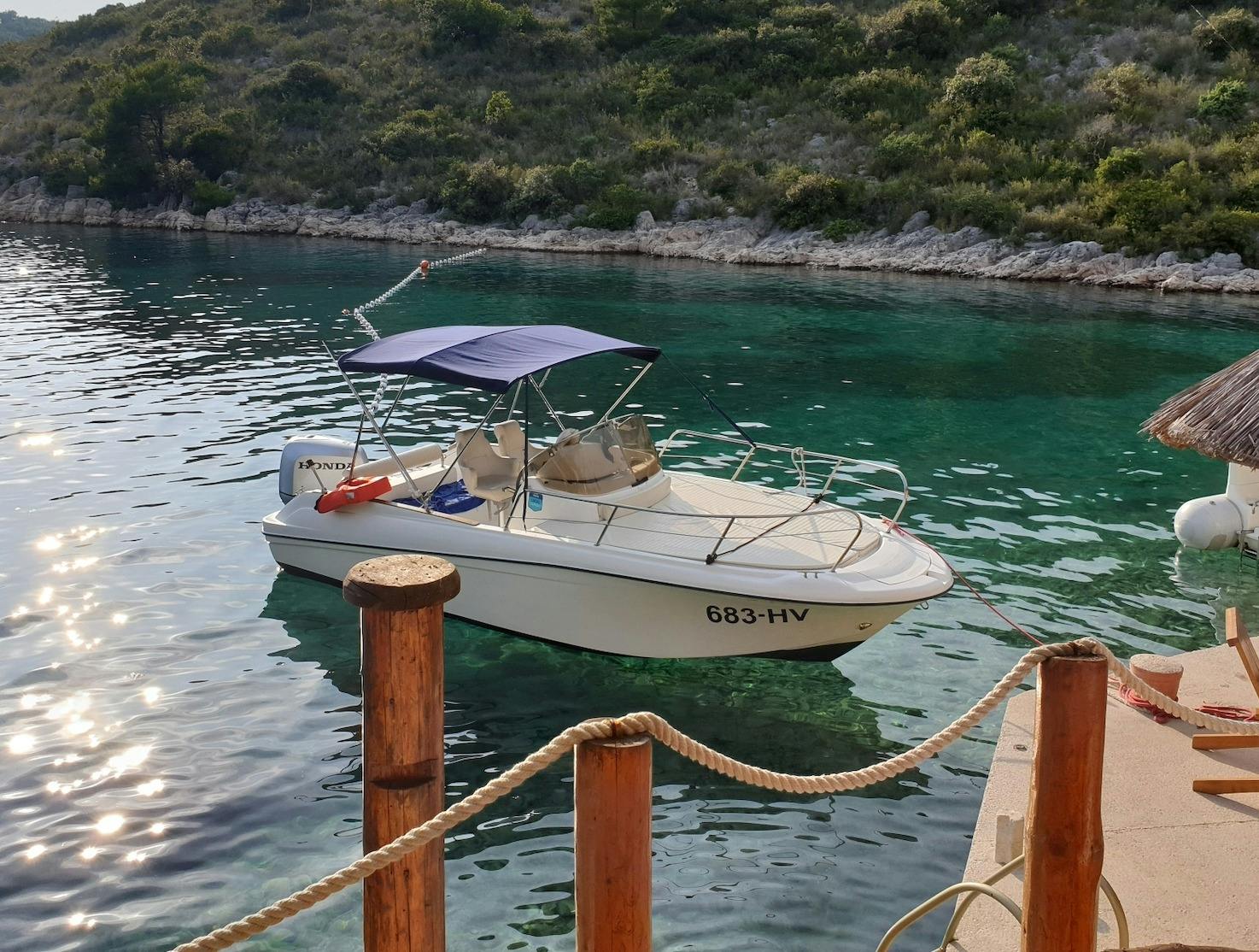 Paseo en barco privado por las islas Pakleni y la costa sur de Hvar