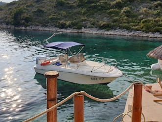 Tour privato in barca delle isole Pakleni e della costa meridionale di Hvar