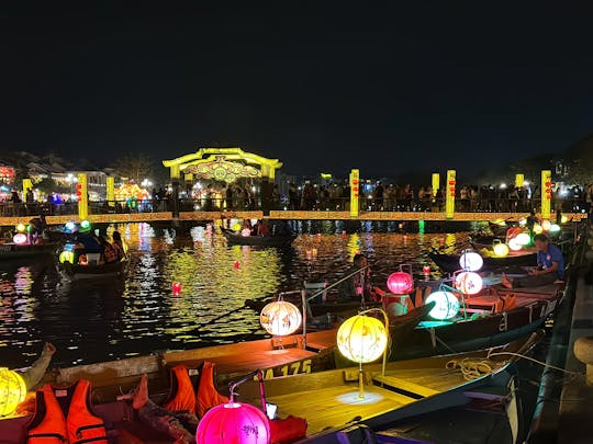Passeio de barco e lançamento de lanterna no rio Hoai