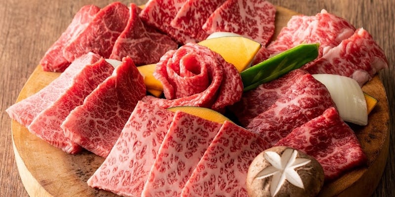 Menü mit Kuroge-Wagyu-Rindfleisch im Ushihachi in Shibuya, Tokio